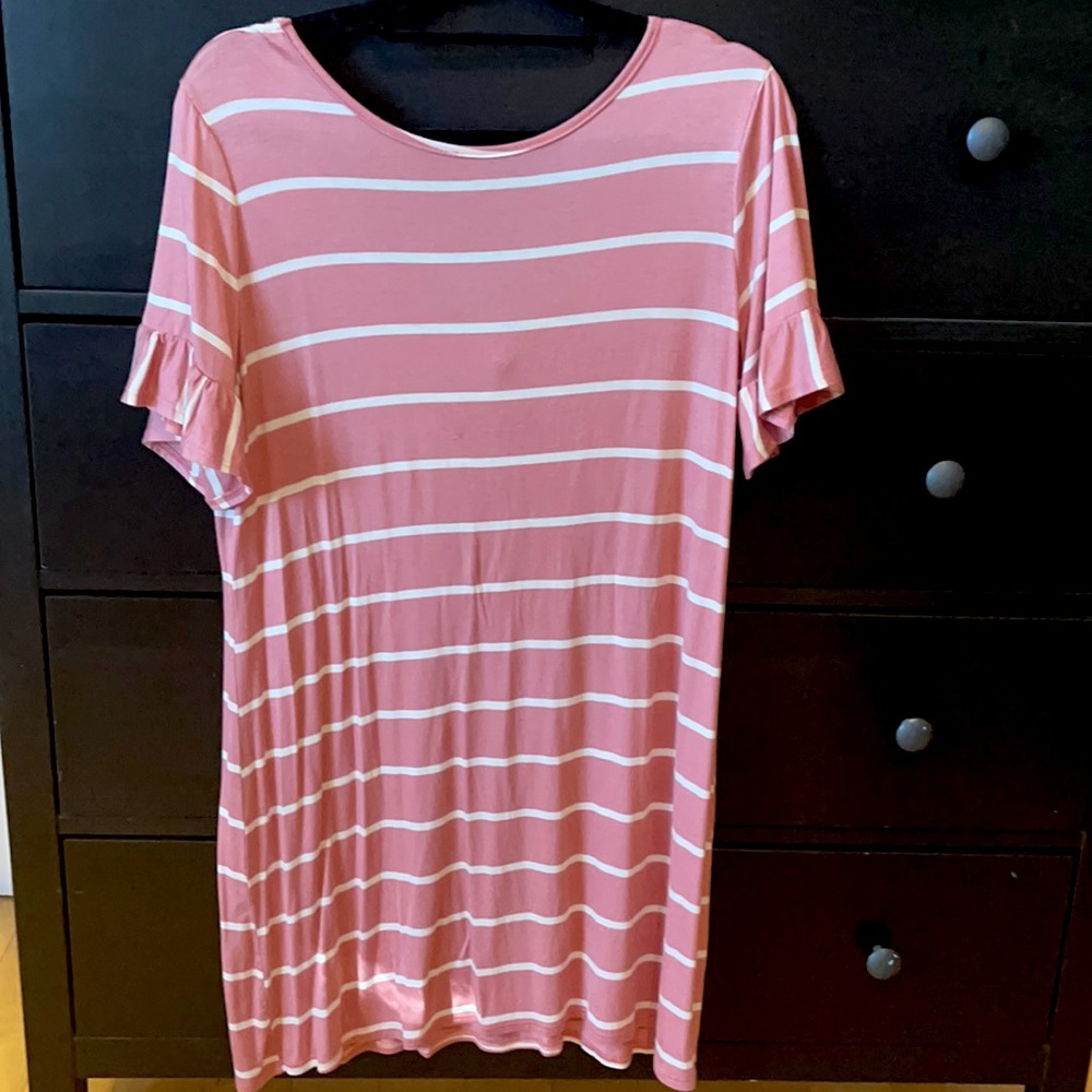 Shift Dress 👗 Super cute Mauve with scoop back detail!